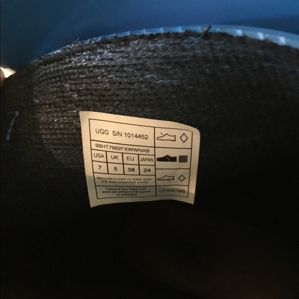 ๐New Ugg Mid Calf Boots! ๐ - Picture 8 of 9